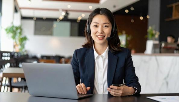 オンラインミーティングをする日本人女性 オンラインミーティングをする日本人女性の写真