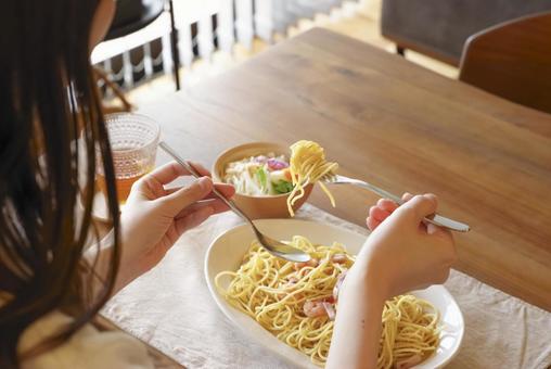 美味しそうなパスタを食べる女性 パスタ,スパゲッティ,イタリアンの写真素材