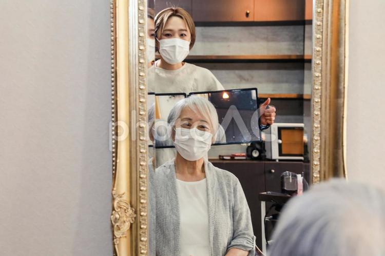 高齢者のヘアカットをする美容師（鏡） ヘアカット,散髪,髪型の写真素材