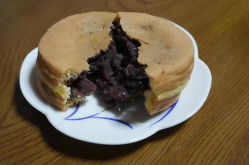 割った今川焼と粒あん 今川焼,大判焼き,和菓子の写真素材