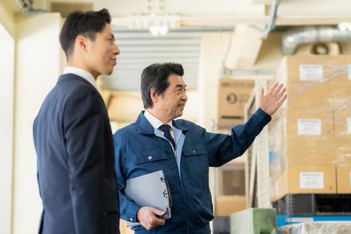 倉庫で商談をする経営者とビジネスマン 倉庫で商談をする経営者とビジネスマン 倉庫,会議,工場の写真素材