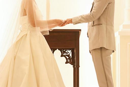結婚式誓いの言葉 結婚式誓いの言葉 ウェディングドレス,新郎新婦,タキシードの写真素材