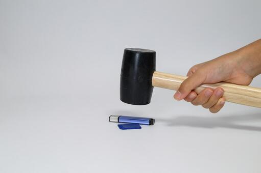 ハンマーで物を破壊する瞬間 ハンマー,破壊,粉砕の写真素材