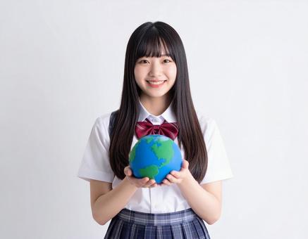 地球のような球体を持った女子生徒 地球のような球体を持った女子生徒の写真
