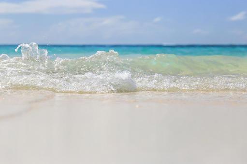 青い海の波 青い海の波の写真