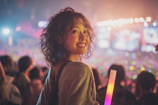 ライブを楽しむ笑顔の観客 ライブを楽しむ笑顔の観客 ライブ,コンサート,観客の写真素材