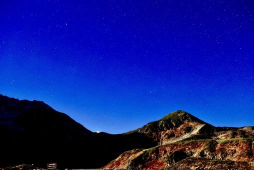 紅葉の北アルプス大日岳の夜空 北アルプス,大日岳,夜景の写真素材