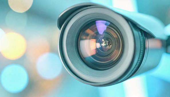 監視イメージ 街を映す防犯カメラのレンズ 監視イメージ 街を映す防犯カメラのレンズの写真