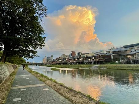 夏の京都市街地と入道雲 夏の京都市街地と入道雲 京都,京都市,先斗町の写真素材