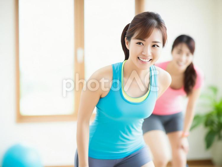フィットネスしてる笑顔の女性 - No: 27207745｜写真素材なら「写真AC」無料（フリー）ダウンロードOK