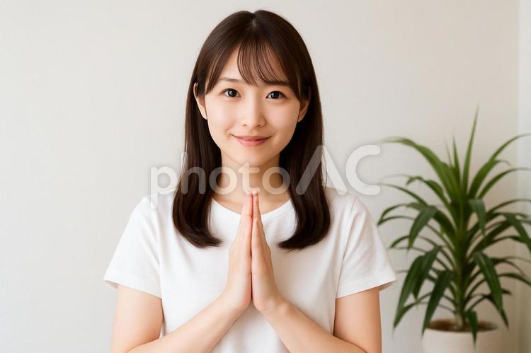 手を合わせてお願いする女性 女性,お願い,手を合わせるの写真素材
