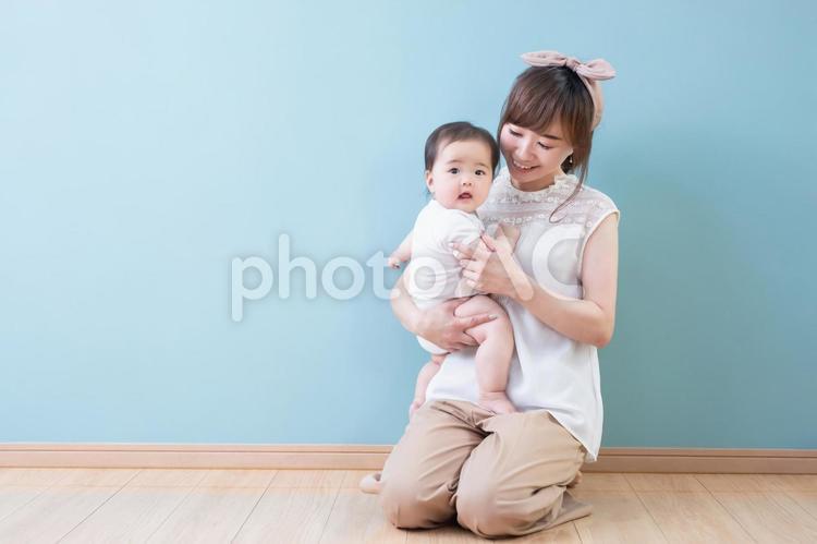 赤ちゃんを抱っこする笑顔の若いママ 赤ちゃん,赤ん坊,ママの写真素材