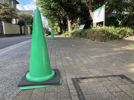 歩道のパイロン 歩道のパイロンの写真