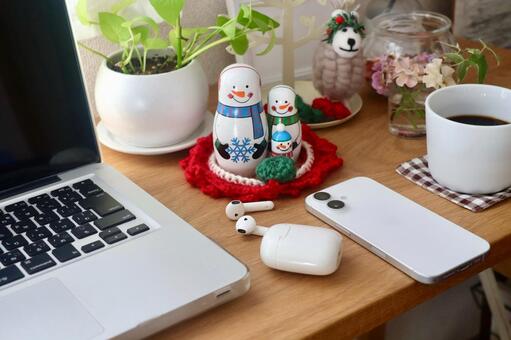 デスクワーク 冬イメージ パソコン,スマホ,ビジネスの写真素材