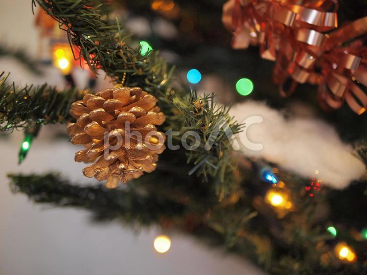 クリスマスツリーの飾り (松ぼっくり) クリスマス,イルミネーション,冬の写真素材
