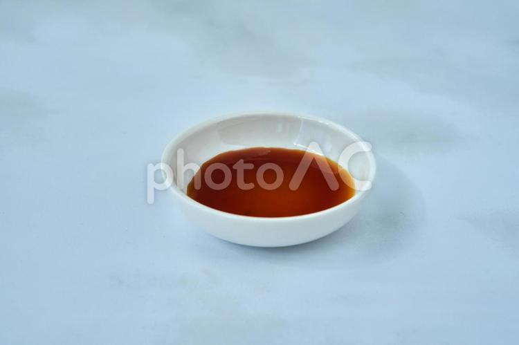 白い皿に注がれた醤油 醤油,調味料,しょうゆの写真素材