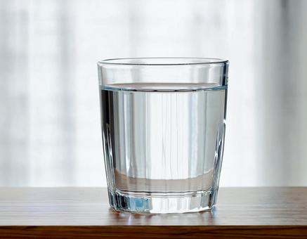 水が入った透明なガラスのコップ3 カップ,グラス,水の写真素材