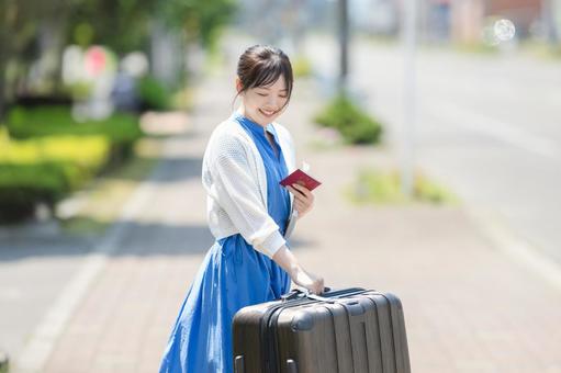 パスポートとスーツケースを持つ女性 パスポートとスーツケースを持つ女性 旅行,旅,ひとり旅の写真素材