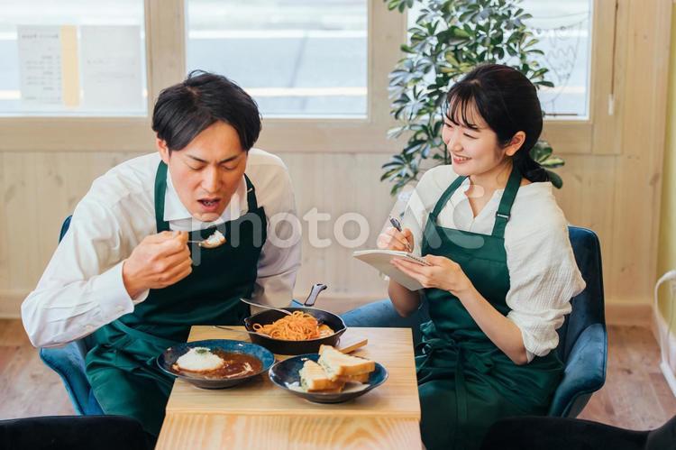 レストラン・カフェ・飲食店を経営する男女 カフェ,レストラン,試食の写真素材