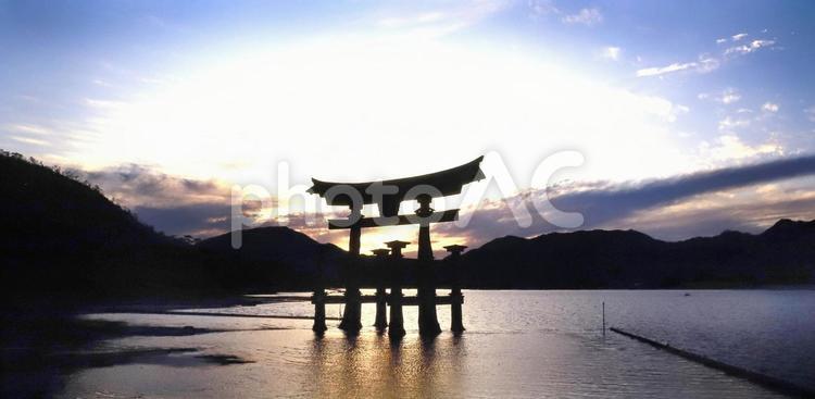 広島宮島夕暮れ時ワイド画面 広島,宮島,世界遺産の写真素材