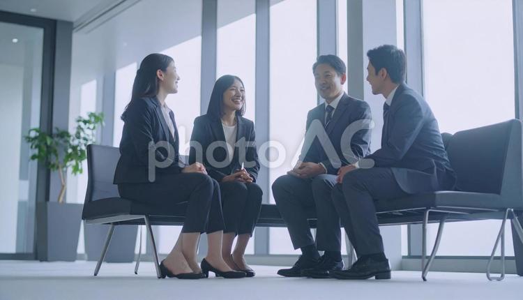 会話するビジネスマンとビジネスウーマン 社内恋愛,談笑,相談の写真素材