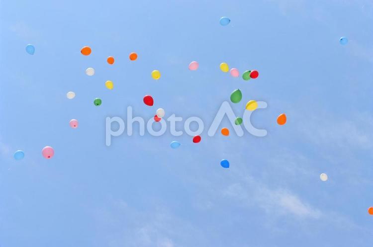 空に浮かぶ風船 結婚式,風船,かわいいの写真素材