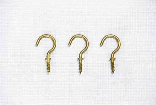 白背景に置かれた３つの金色の洋灯吊 洋灯吊り,フック,ネジの写真素材