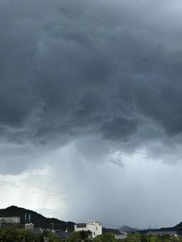 遠くで雨が降っています 曇り,曇天,悪天候の写真素材