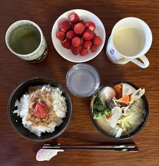 こまちご飯に納豆とかつお梅などの朝食 朝食,あきたこまち,ご飯の写真素材