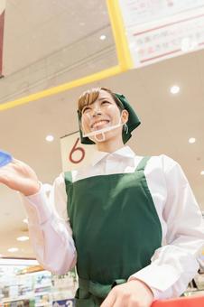 スーパーのレジで会計をする女性 スーパーのレジで会計をする女性 スーパー,女性,日本人の写真素材