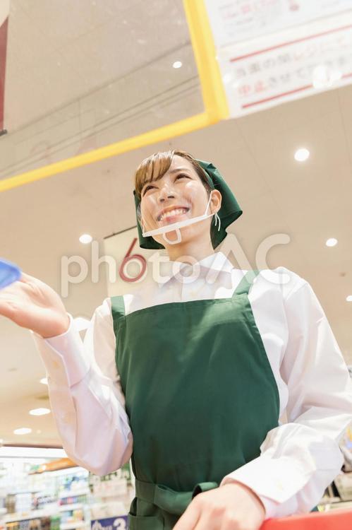 スーパーのレジで会計をする女性 スーパー,女性,日本人の写真素材