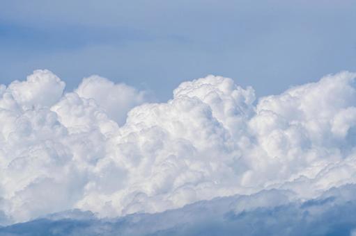 夏空に立ち昇る白い入道雲 夏空に立ち昇る白い入道雲の写真