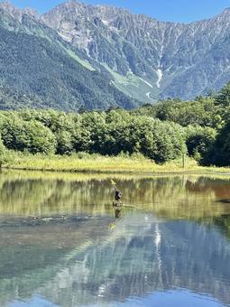 神秘的な大正池と穂高連峰 神秘的な大正池と穂高連峰の写真
