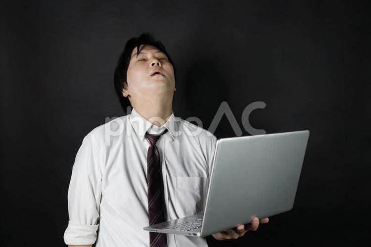 仕事中に寝落ちする男 ビジネスマン,寝落ち,仮眠の写真素材