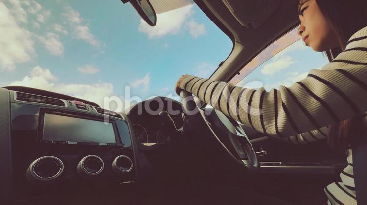 車を運転する女性の横顔 車,運転,女性の写真素材