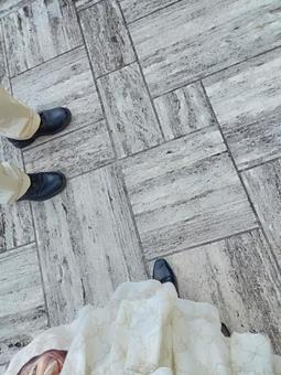 石畳と足元ふたり タイルの床,石畳,靴の写真素材