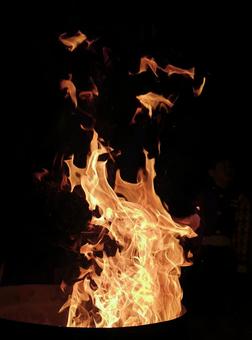 舞い上がる炎 舞い上がる炎 炎,焚き火,夜の写真素材