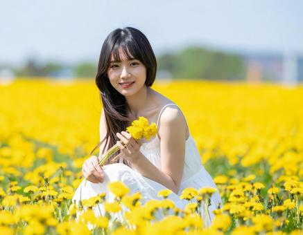 たんぽぽ野原・白ワンピの彼女 たんぽぽ野原・白ワンピの彼女の写真