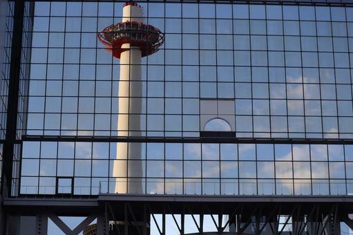 京都タワーが窓にうつる京都の駅ビルの風景 京都タワー,窓,うつるの写真素材