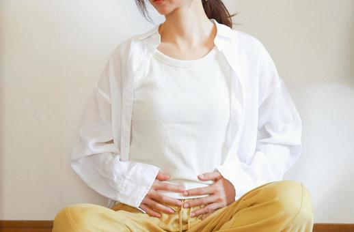 お腹を抑える女性　腹痛イメージ お腹を抑える女性,腹痛,生理痛の写真素材