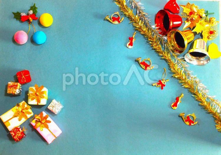 クリスマスイメージ　ベルとギフトボックス クリスマス,オーナメント,飾りの写真素材