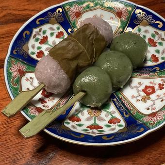 串団子〜よもぎとさくら 串団子,桜,和菓子の写真素材