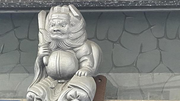 屋根に置物 屋根に置物 瓦,屋根,置物の写真素材