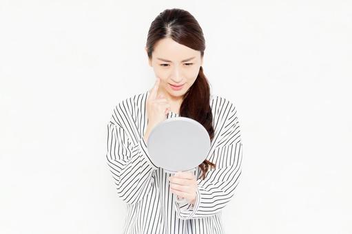 Casually dressed female holding a hand mirror, हाथ दर्पण, महिला, देखना, JPG