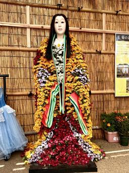 秋の武生中央公園 モニュメント,菊人形,菊祭の写真素材