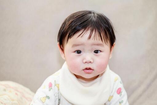カメラ目線の乳児のアップ 親子,抱っこ,赤ちゃんの写真素材