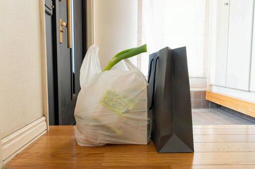 玄関に置かれた買い物袋 買い物,食品,物価高騰の写真素材