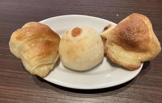 ミニパン３種、クロワッサン、明太、 クロワッサン,メロンパン,明太子パンの写真素材