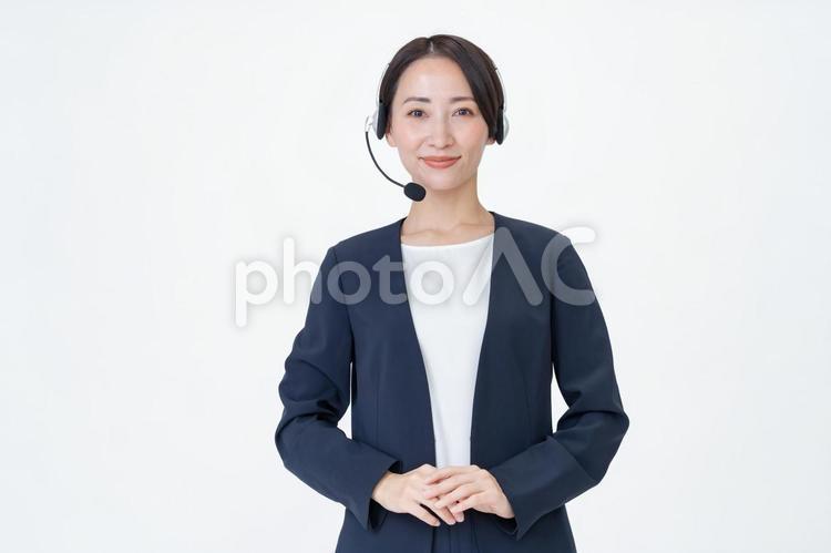 スーツを着たショートヘアーの女性 ビジネスマン,テレオペ,ミドルの写真素材