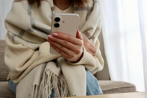 スマホを持つ女性 スマホ,女性,ビジネスの写真素材